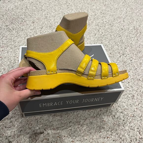 NEW Dansko Roxie Nappa Yellow Sandals Sz EU 39 Womens 8.5 Casual Comfort Summer - Picture 4 of 5